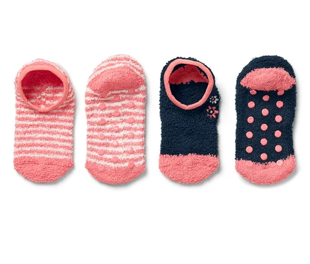 Zwei Paar Hausschuhsocken in verschiedenen Farben und Mustern.