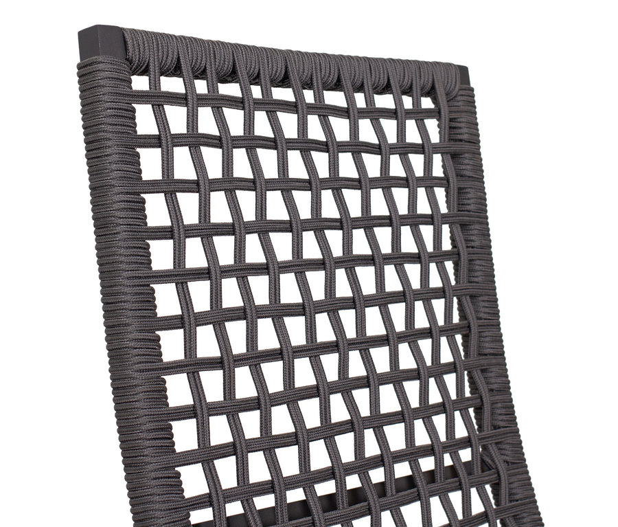 Detailaufnahme des geflochtenen Designs des deVries Dining-Sets in Steingrau.