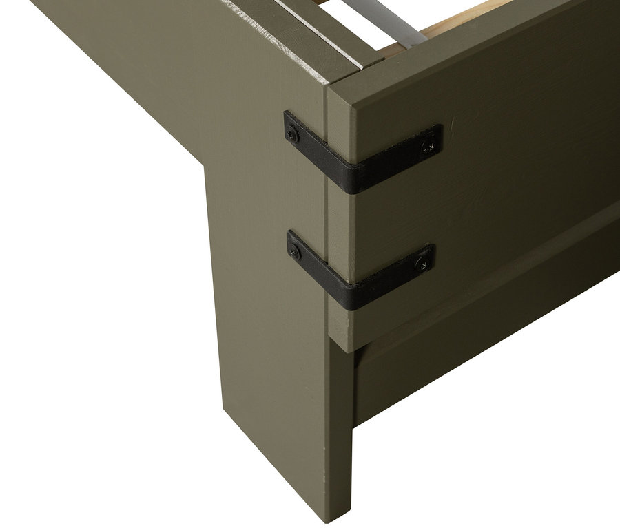 Detailansicht eines Woood »Bobby« Bettes in Kiefer Forest Farbe, mit schwarzen Metallwinkeln.