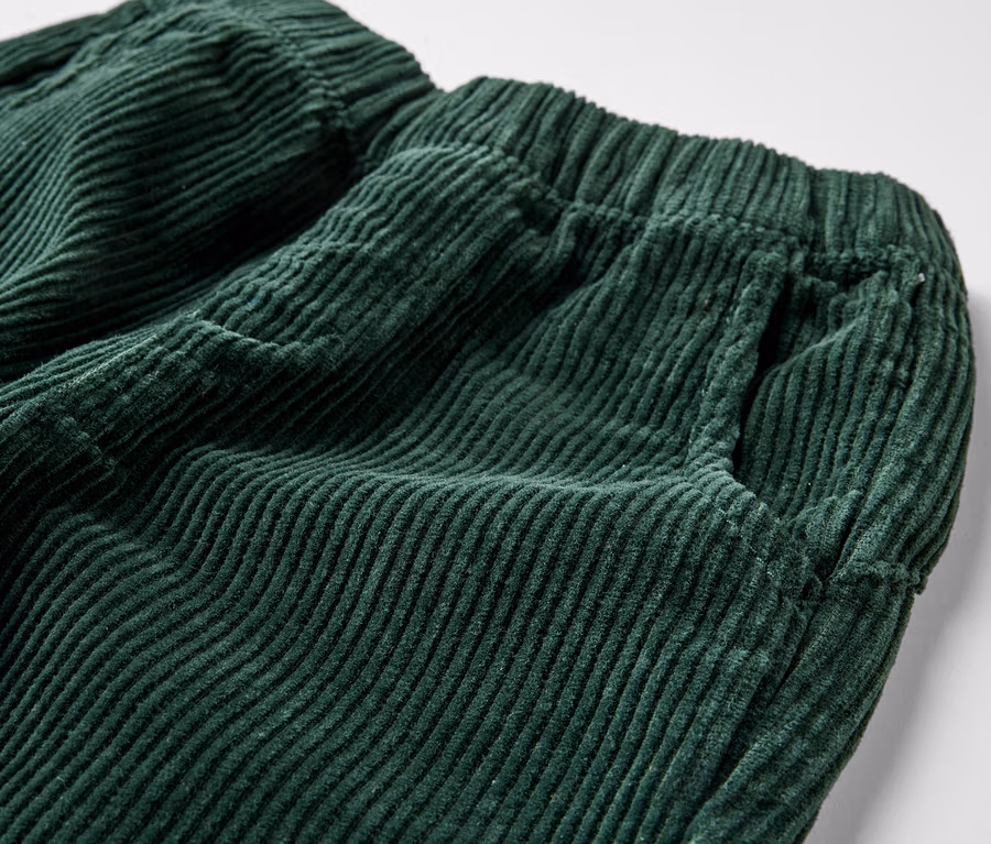 Detailaufnahme einer grünen Kinder-Pull on pants – Fit »Mika«.