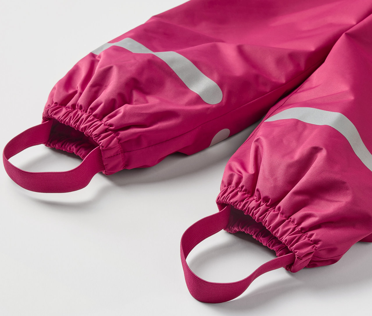 Detail einer Kinder-Thermo-Regenhose, beere.