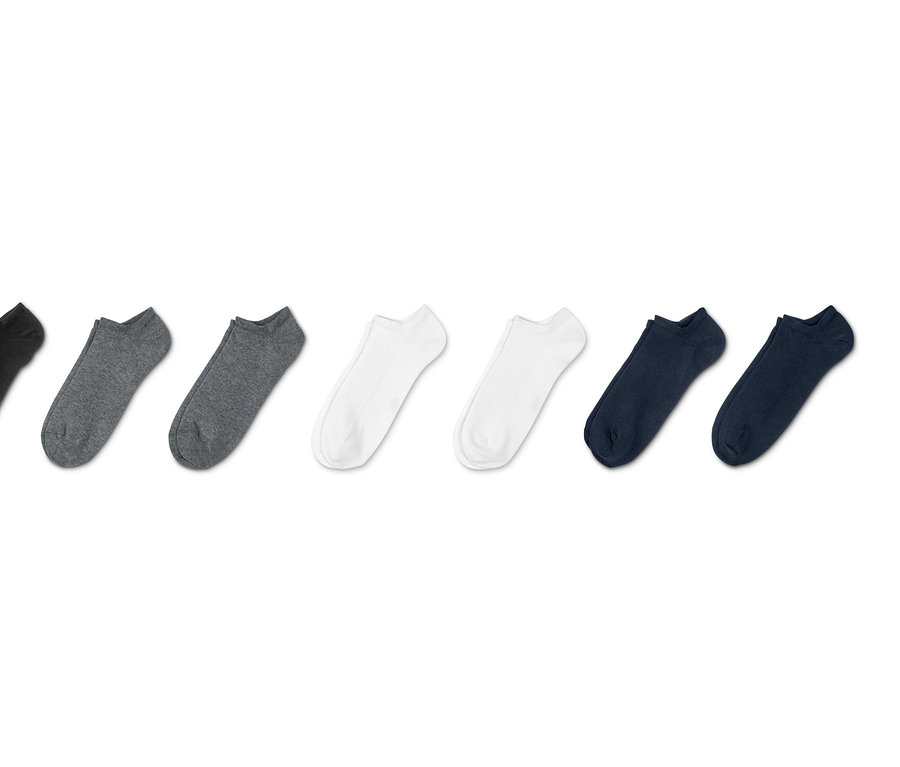 Sieben Paar Sneakersocken in Schwarz, Grau, Weiß und Dunkelblau.