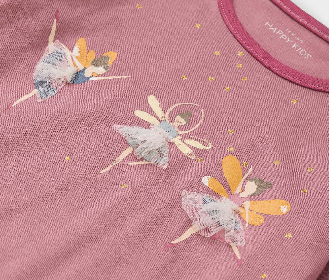 Detail eines rosa T-Shirts mit Ballettfeen mit Flügeln und Tüll