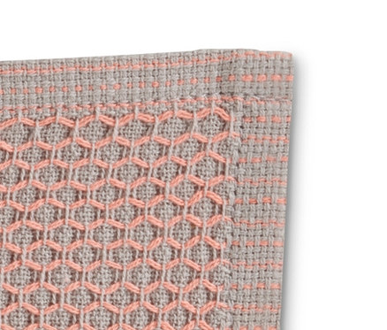 Nahaufnahme von 3 Spültüchern mit Wabenmuster in Rosa und Grau.
