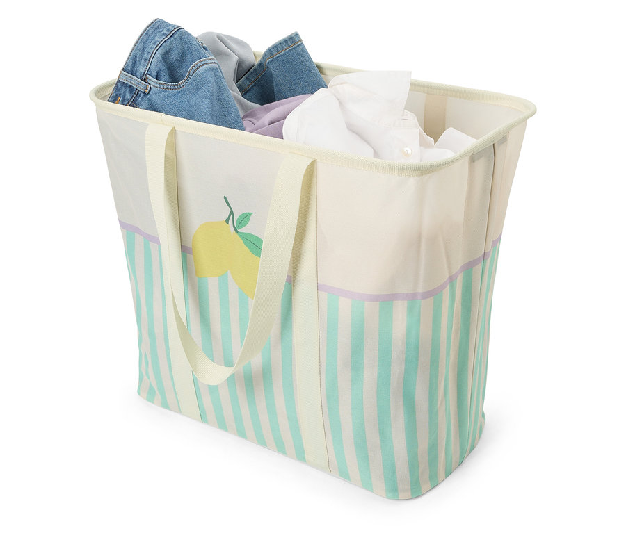 Ein offener Stoffwäschekorb voller Kleidung.