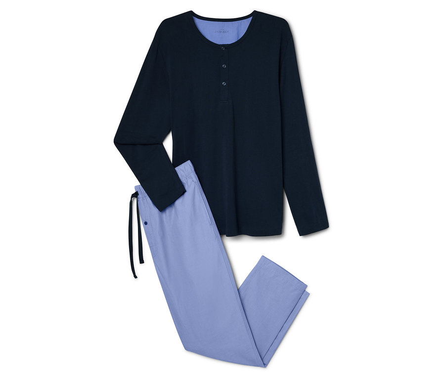 Ein Schlafanzug-Set mit einem marineblauen Langarmshirt und hellblauen Hosen.