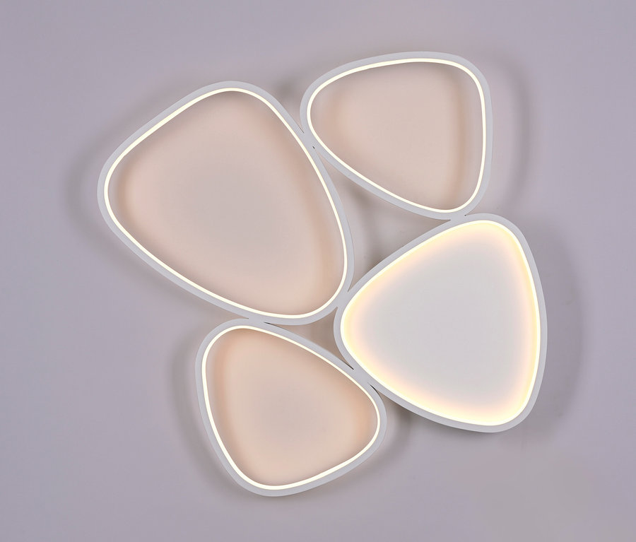 Nahaufnahme der SCHÖNER WOHNEN-Kollektion Deckenleuchte »Pebbles«, kurz, mit vier Steinen in Weiß.