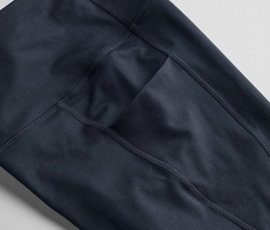 Detailaufnahme von dunkelblauen Sportradlern.