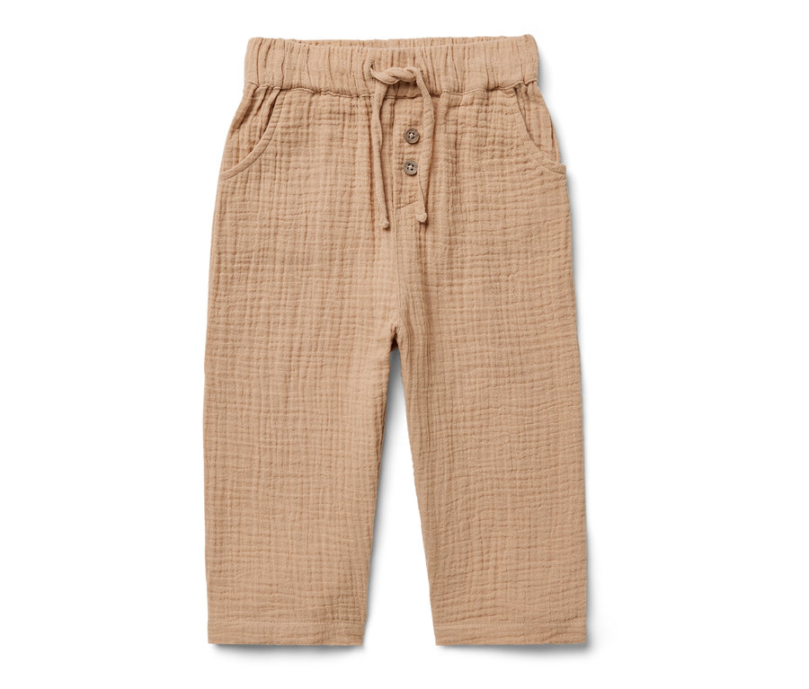 Eine hellbraune Kinder-Musselin-Hose mit Knöpfen und Kordelzug in der Taille.