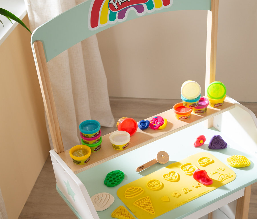 Ein roba x Play-Doh Eisstand mit verschiedenfarbiger Knete und Zubehör.