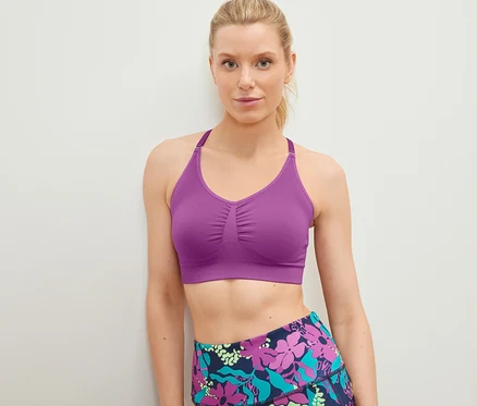 Frau posiert in Seamless-Sport-Bustier.