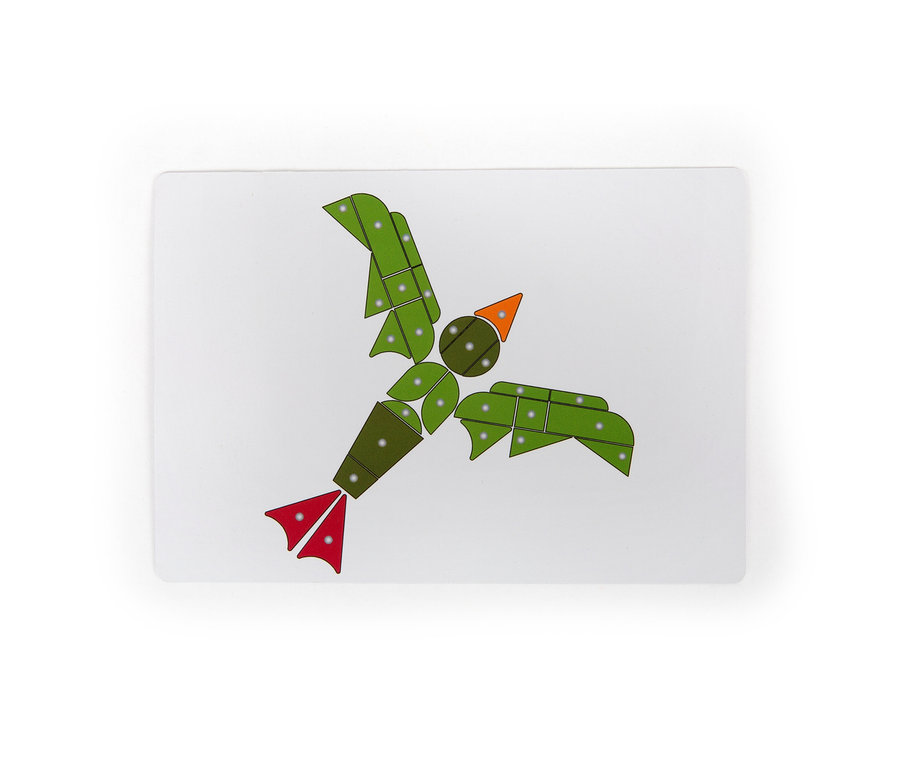 Auf einem weißen Hintergrund ist ein Vogel aus grünen, orangen und roten Holzteilen dargestellt, es handelt sich um das small foot Hämmerchenspiel, Pflanzen und Lebewesen.