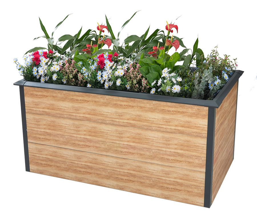 Hochbeet aus Holz mit verschiedenen blühenden Pflanzen.