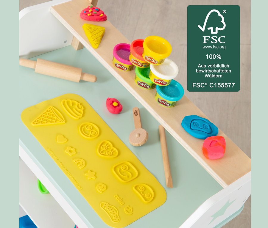 Play-Doh und Werkzeuge auf einem Tisch.