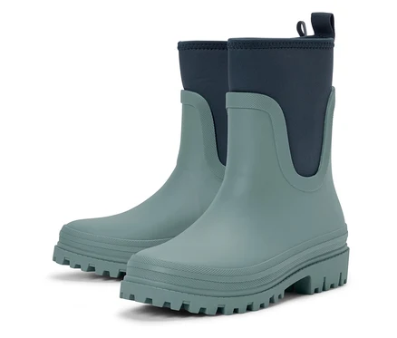 Zwei hellblaue Kinder-Neopren-Regenstiefel.