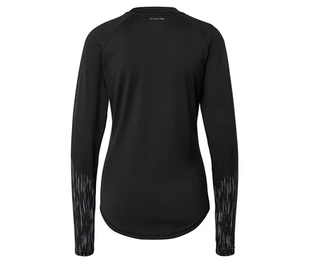 Schwarzes Langarmshirt mit Dry Active Plus Schriftzug auf dem Rücken.