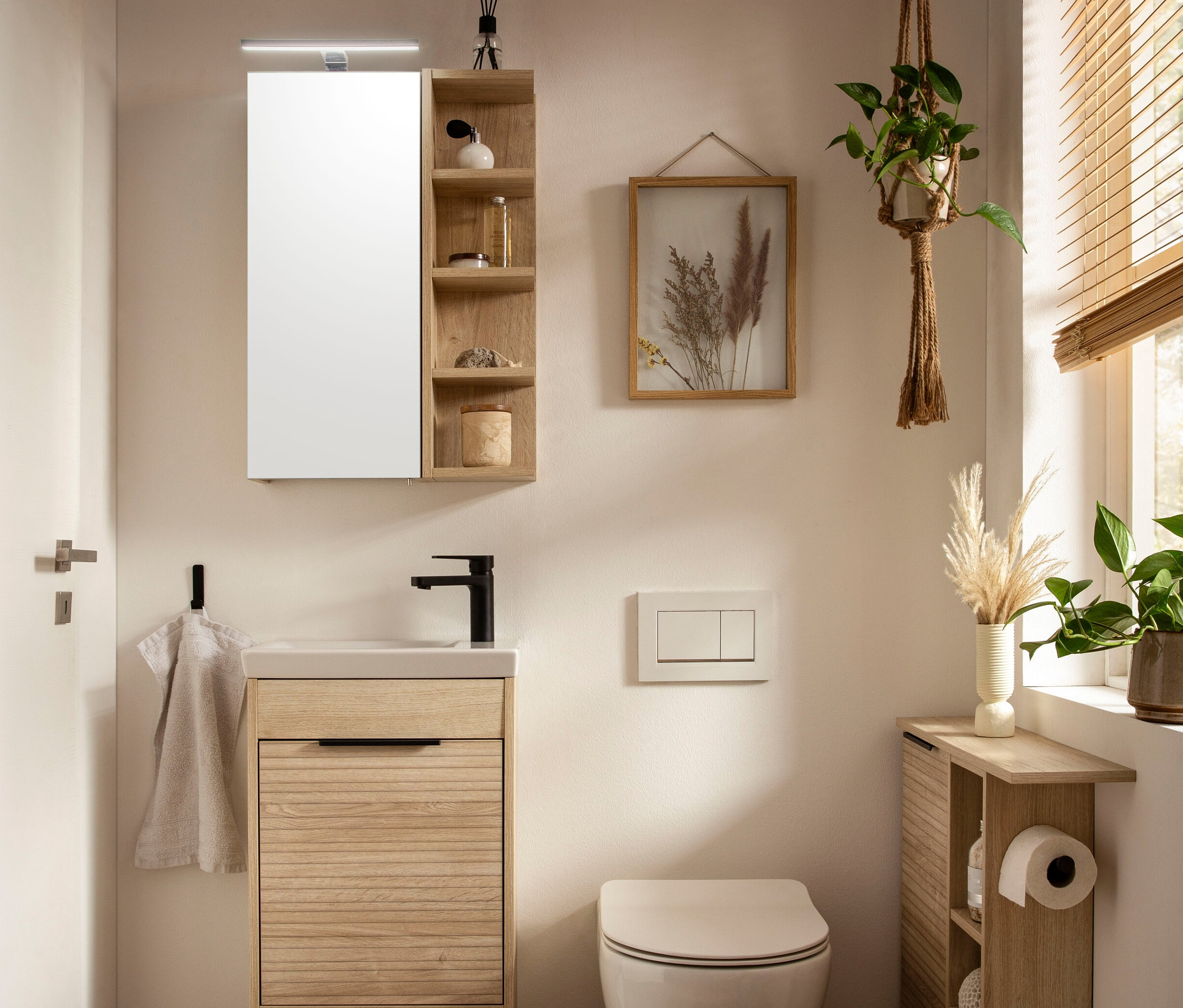 Badezimmer mit Waschbecken, Toilette und Spiegel »Mads 400« mit offenem Regal.