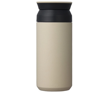 Eine hellbeige Thermosflasche mit schwarzem Deckel steht auf einem weißen Hintergrund.