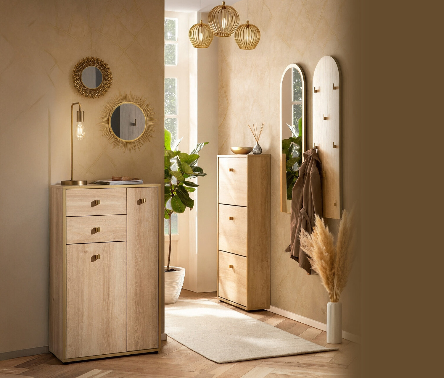 Flur mit hellem Holzschuhschrank, Spiegeln und Hakenpaneel »Flora« an der Wand.