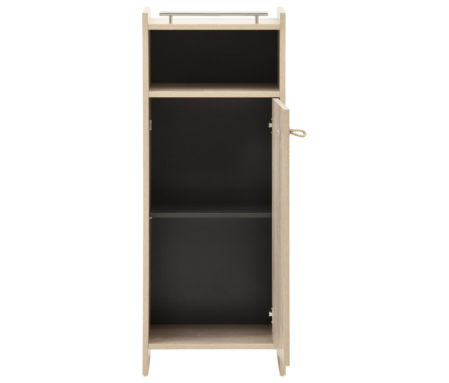 Das Highboard »Sonderby« mit einer Tür in Nordic Light Oak ist mit einem offenen Fach und einem Regal ausgestattet.
