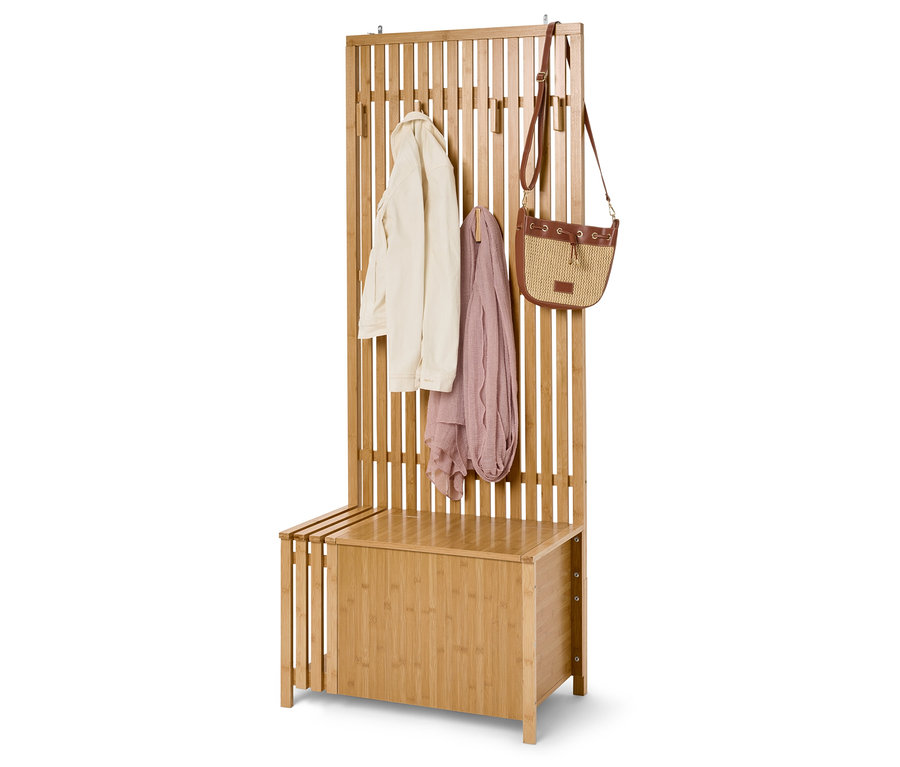 Garderobenständer aus Bambus mit Bank, Jacke, Schal und Tasche hängen daran.