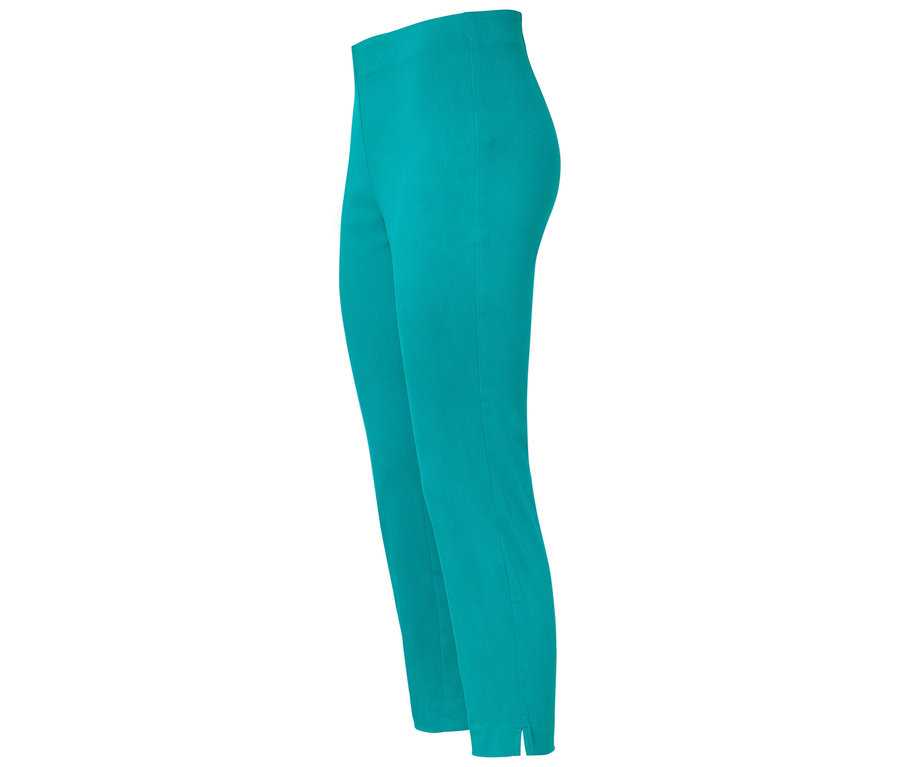 Nahaufnahme einer türkisfarbenen Hose mit schmal zulaufendem Bein und kleinem Schlitz am Knöchel.