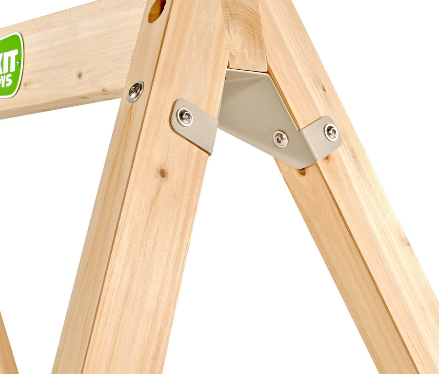 Nahaufnahme eines hellbraunen Holzschaukelgestells mit grauen Metallverbindungsstücken und Schrauben.