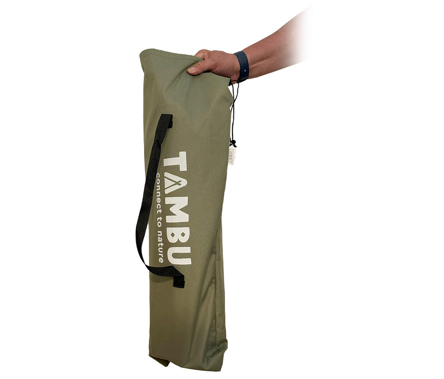 Hand hält olivgrüne Tragetasche für Tambu Campingstuhl »LAJA« mit Tragegurt und Aufschrift.