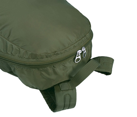 Nahaufnahme eines olivgrünen Rucksacks mit Reißverschluss und Trägern vor einem weißen Hintergrund.