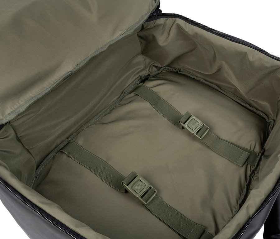 Innenansicht des Tucano TUGO DRY Kabinenrucksacks mit 15,6-Zoll-Laptopfach, mit olivgrünem Innenfutter und Gurten.