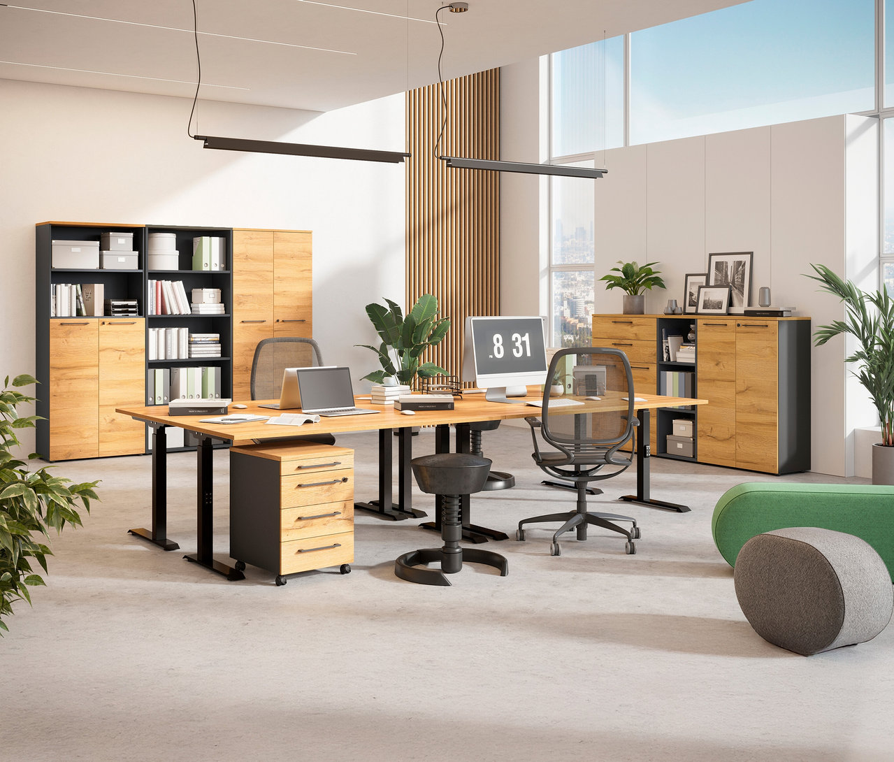 Ein Büro mit einem langen Holztisch, Stühlen, Computern und einem Aktenregal »Agenda« mit 5 Fächern.