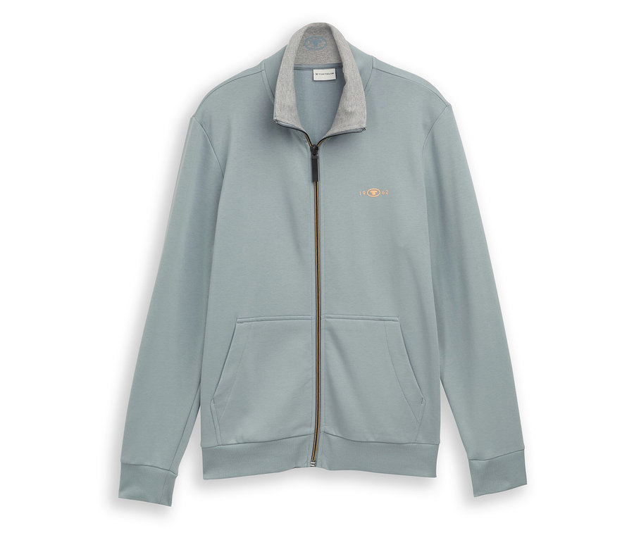 Hellgrüne Tom Tailor Sweatjacke mit Stehkragen und Reißverschluss vorne. Sie hat zwei Taschen und ein kleines Logo.