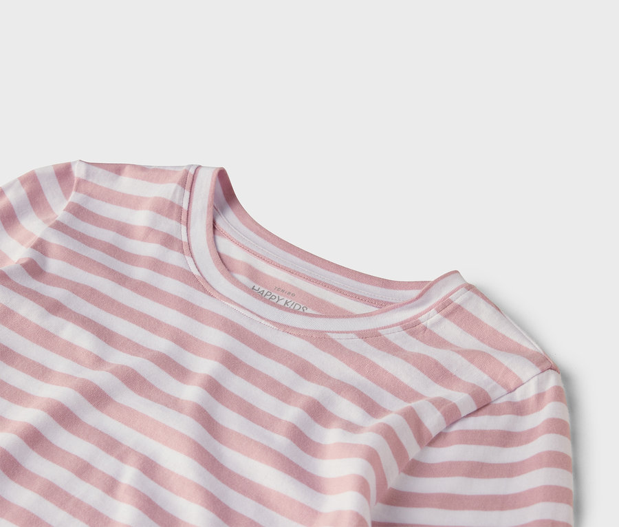 Nahaufnahme eines gestreiften T-Shirts in Rosa und Weiß.