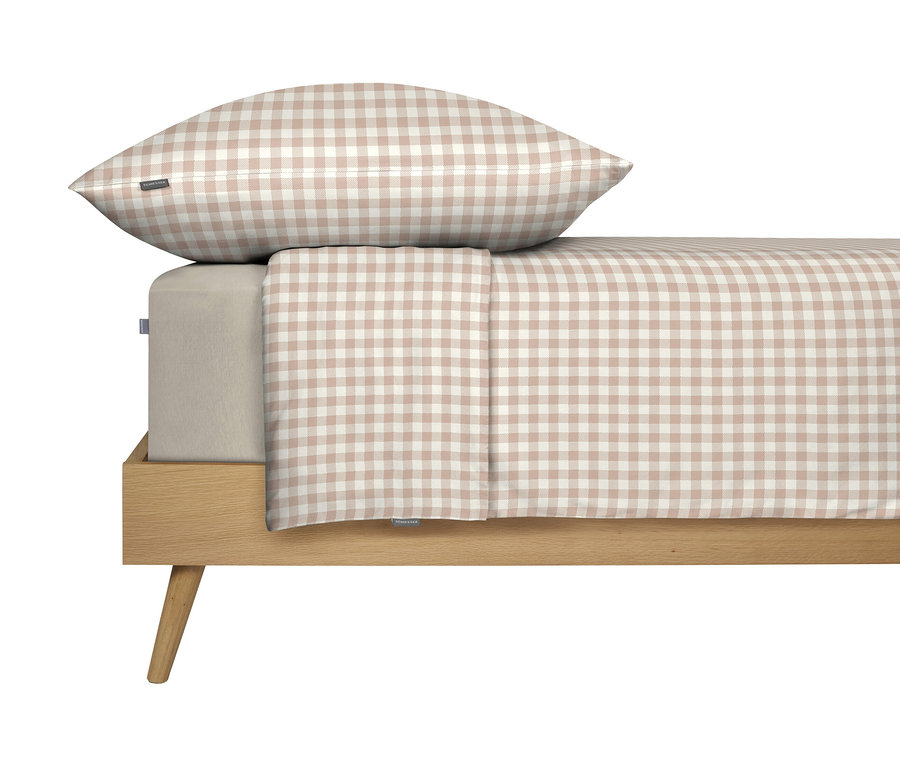 Bett mit hellbraun-weiß karierter Bettwäsche und Kissen auf einem Holzrahmen.