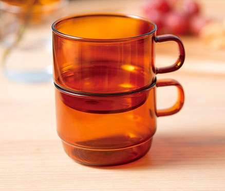 Zwei amberfarbene HARIO »Colors« Tee- und Kaffee-Sets sind gestapelt.
