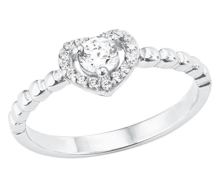 Nahaufnahme des Amor Rings mit Infinity-Symbol.