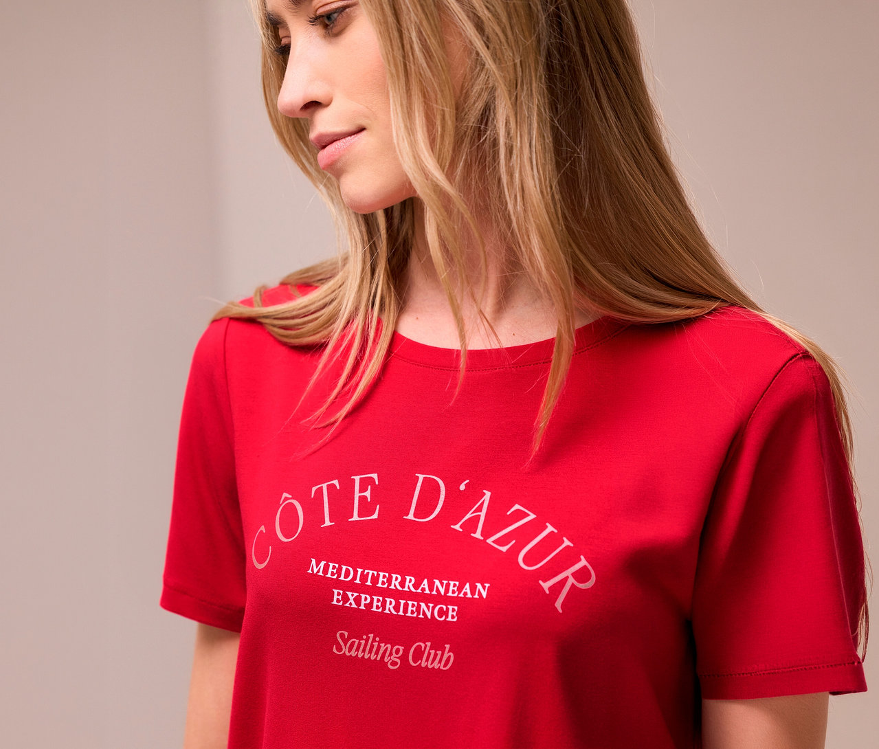 Frau trägt rotes Street One T-Shirt mit Aufdruck "Côte d'Azur".