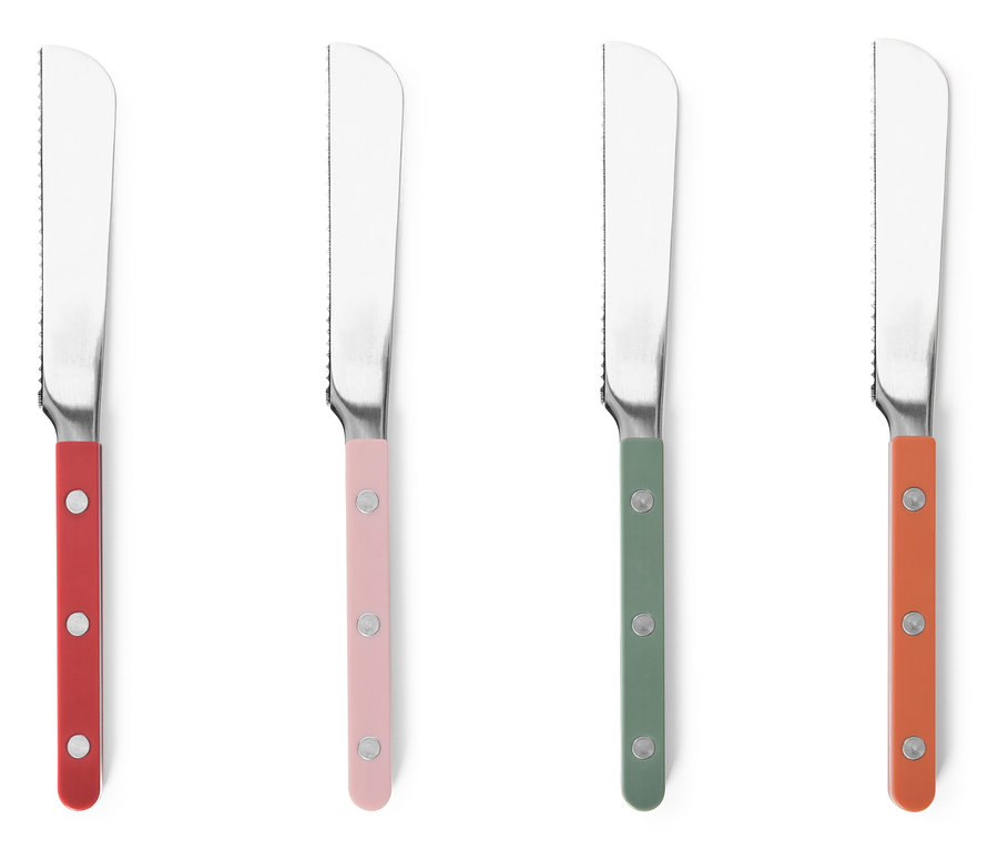Vier Buttermesser mit roten, rosa, grünen und orangefarbenen Griffen liegen nebeneinander auf einem weißen Hintergrund.