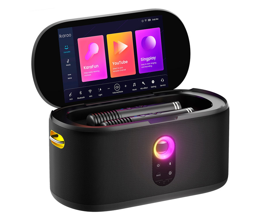 Ein schwarzes Ikarao Karaoke-Gerät mit zwei Mikrofonen, wobei der Bildschirm Apps wie KaraFun und YouTube anzeigt.