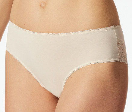 Eine Person trägt einen hellbeigen SCHIESSER Brazilian-Slip mit zarter Spitze an den Seiten und gewelltem Saum.