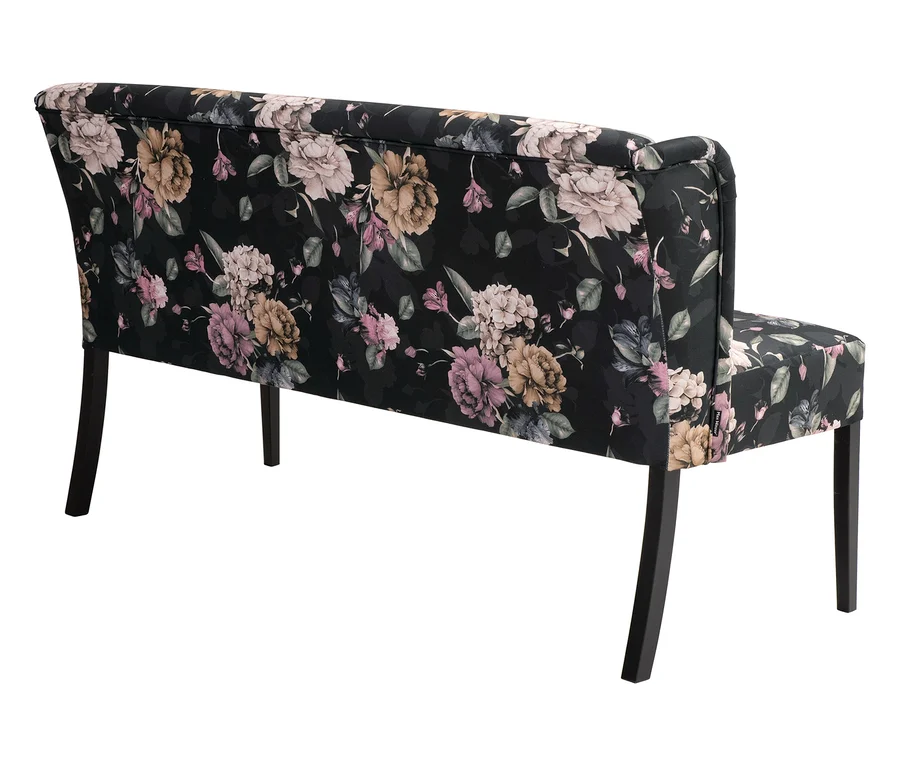 Eine Sitzbank mit dunklem Blumenmuster steht auf einem weißen Hintergrund.