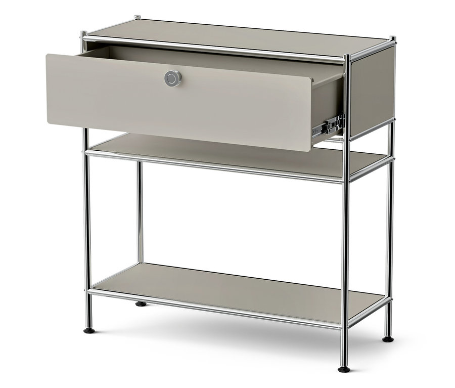 Beiger Schrank mit einer offenen Schublade und zwei Regalen.
