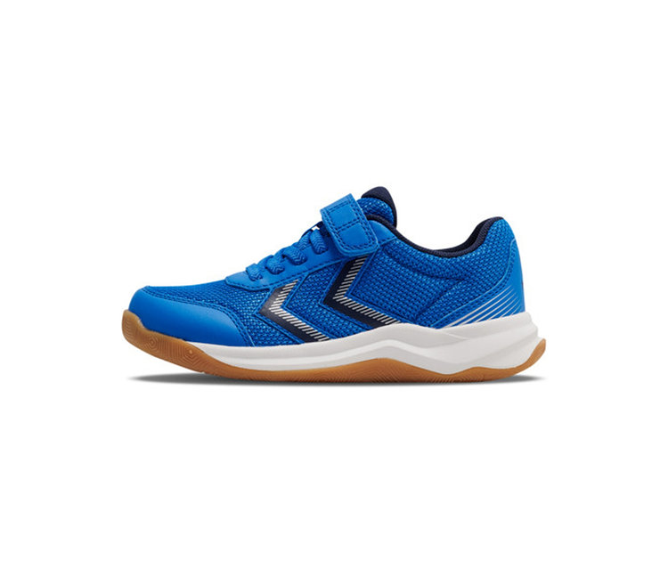 Blauer Sportschuh mit Klettverschluss, weißer Zwischensohle und brauner Gummisohle, seitlich mit Chevron-Logo.