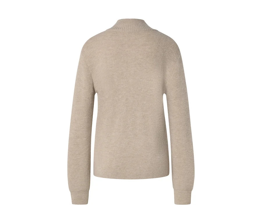 Rückenansicht eines beigefarbenen, gerippten Pullovers mit Stehkragen.