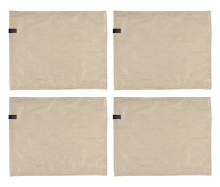Vier beige rechteckige Tischsets sind in einem 2x2-Raster angeordnet, jedes mit einem kleinen schwarzen Etikett an der linken Seite.