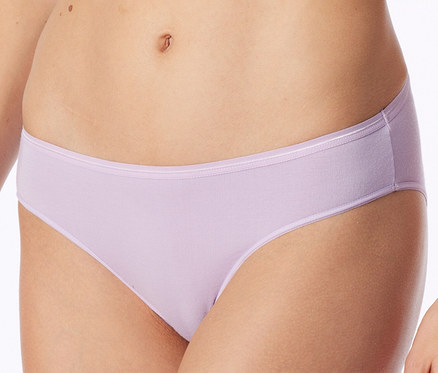 Eine Person trägt einen hellvioletten Slip mit einem dünnen Bund, sichtbar ist der Bauchbereich und die oberen Oberschenkel.