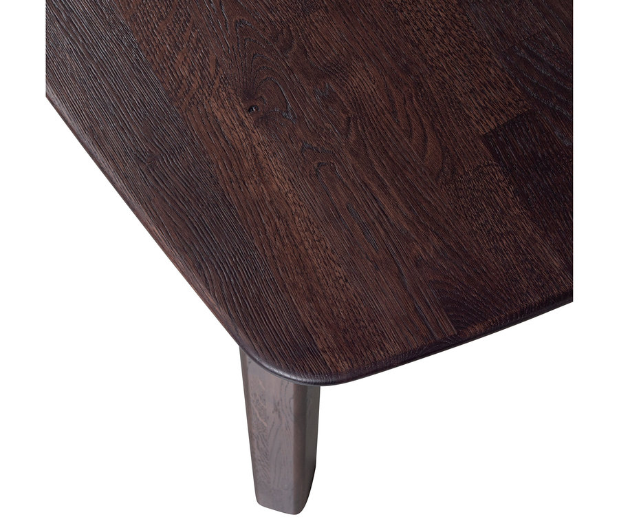 Nahaufnahme einer dunkelbraunen Holztischplatte mit sichtbarer Holzmaserung und einem dunkelbraunen Holzbein, vor weißem Hintergrund.