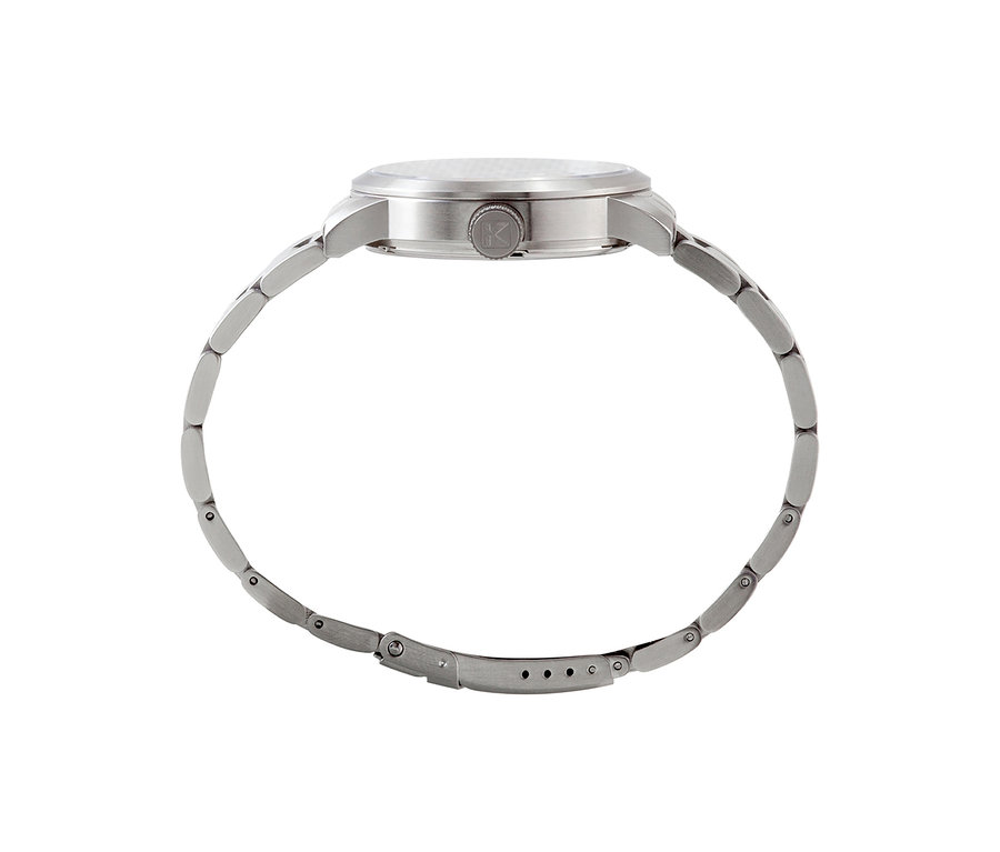 Seitenansicht einer silberfarbenen Kienzle Uhr »Bella Air« mit rundem Gehäuse, Krone mit „K“-Logo und Metallgliederarmband.
