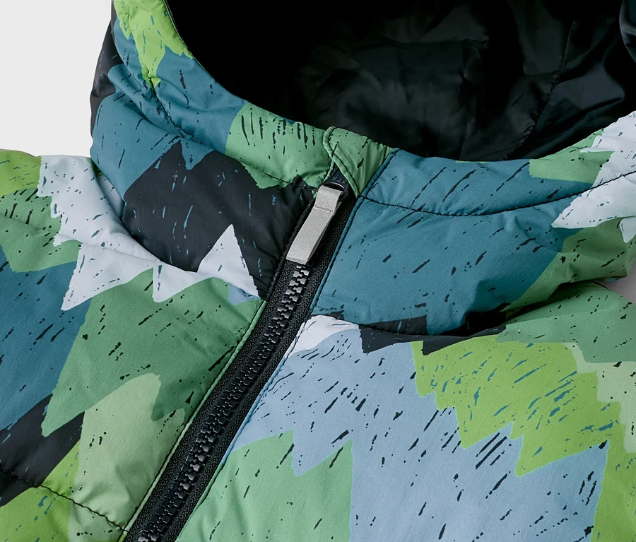 Nahaufnahme einer Kapuzen-Steppjacke mit abstraktem Muster in Grün-, Blau-, Schwarz- und Weißtönen, mit schwarzem Reißverschluss und silbernem Zipper.