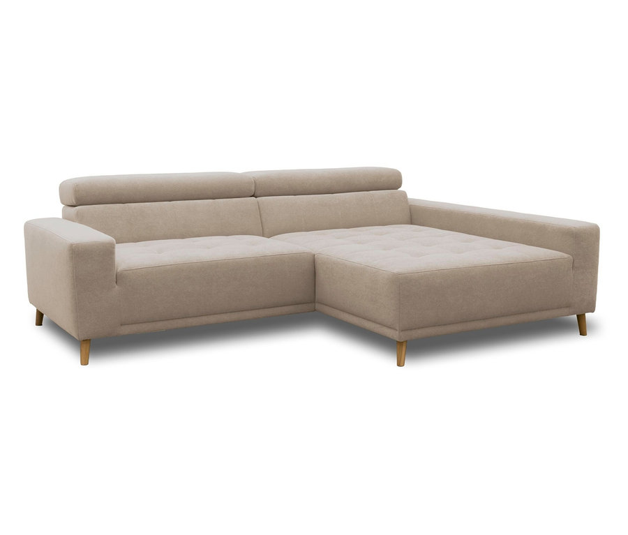 Ein beiges L-förmiges Ecksofa mit einer Chaiselongue auf der rechten Seite, mit getufteten Sitzkissen, geschwungenen Rückenlehnen und hellen Holzbeinen vor weißem Hintergrund.